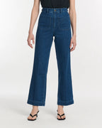 Jean large en denim 100 % coton de couleur bleu foncé, coupe droite avec poches avant arrondies, conçu pour s’adapter à toutes les morphologies féminines.