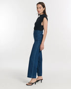 Jean en denim bleu foncé 100 % coton avec coupe large et droite, conçu pour s’adapter à toutes les morphologies féminines.