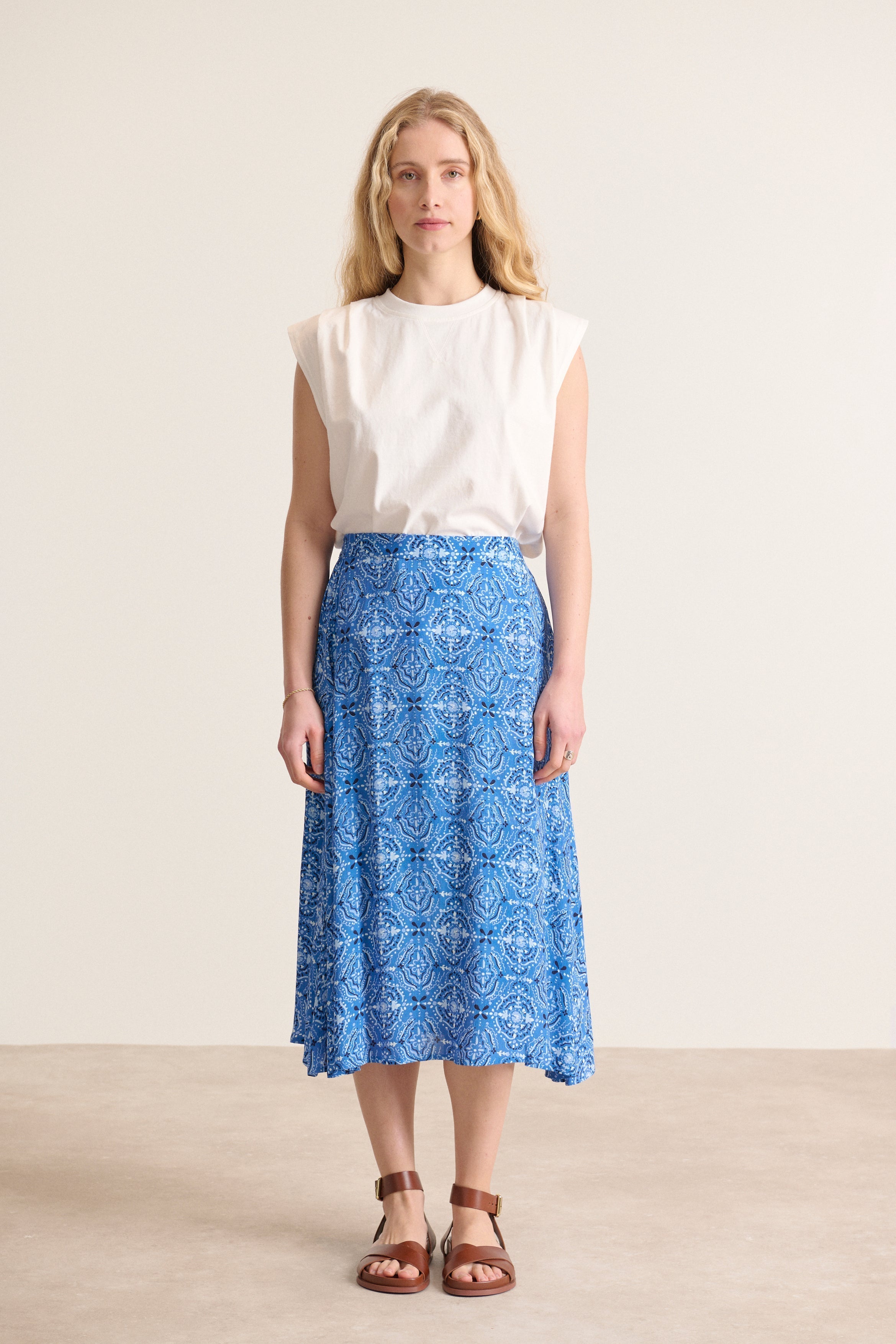Summer collection jupe midi avec taille élastique bleu à motifs vestiaire Garance Paris marque française 