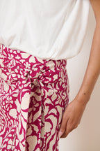 Jupe midi forme portefeuille avec ceinture à nouer coloris grenat à fleurs collection printemps été 