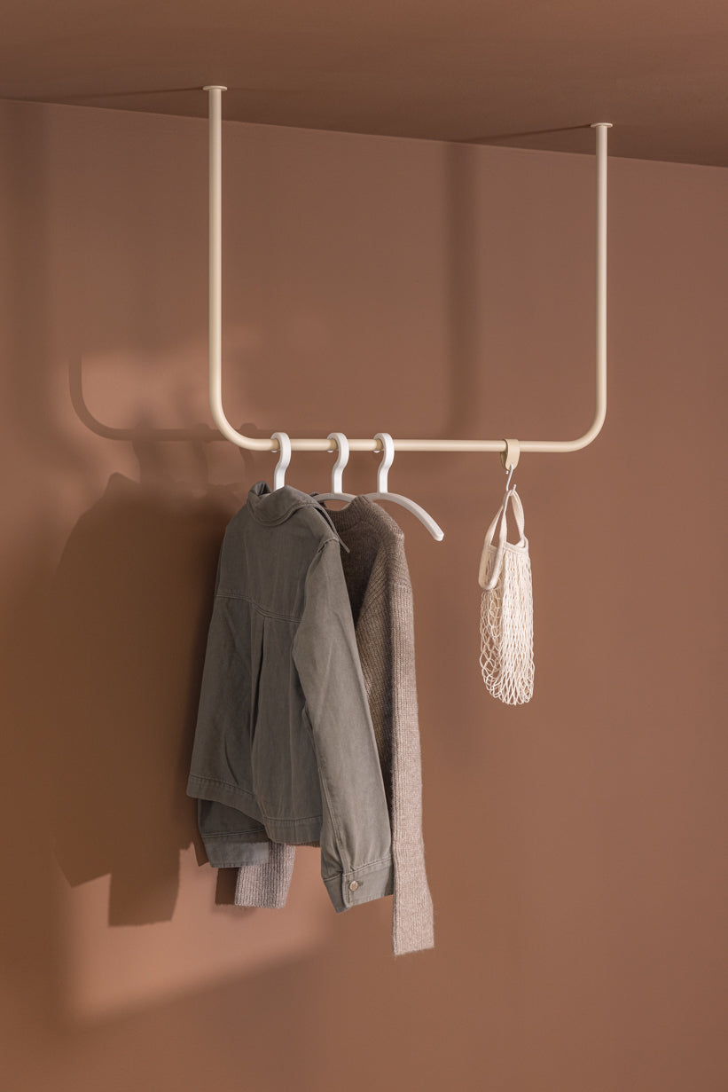 Kleiderstange ENIO mit Deckenmontage, ideal für Jacken und Accessoires, minimalistisches Design.