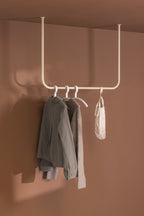 Kleiderstange ENIO mit Deckenmontage, ideal für Jacken und Accessoires, minimalistisches Design.