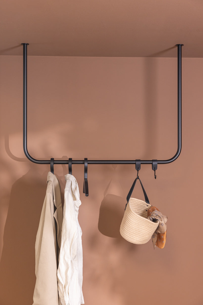Kleiderstange mit Deckenmontage aus Metall, ideal für Jacken und Accessoires im Eingangsbereich.