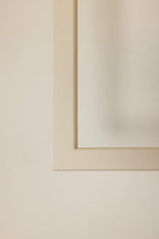 Detailaufnahme eines minimalistischen Rahmens auf hellem Hintergrund, ideal für moderne Inneneinrichtungsstile.