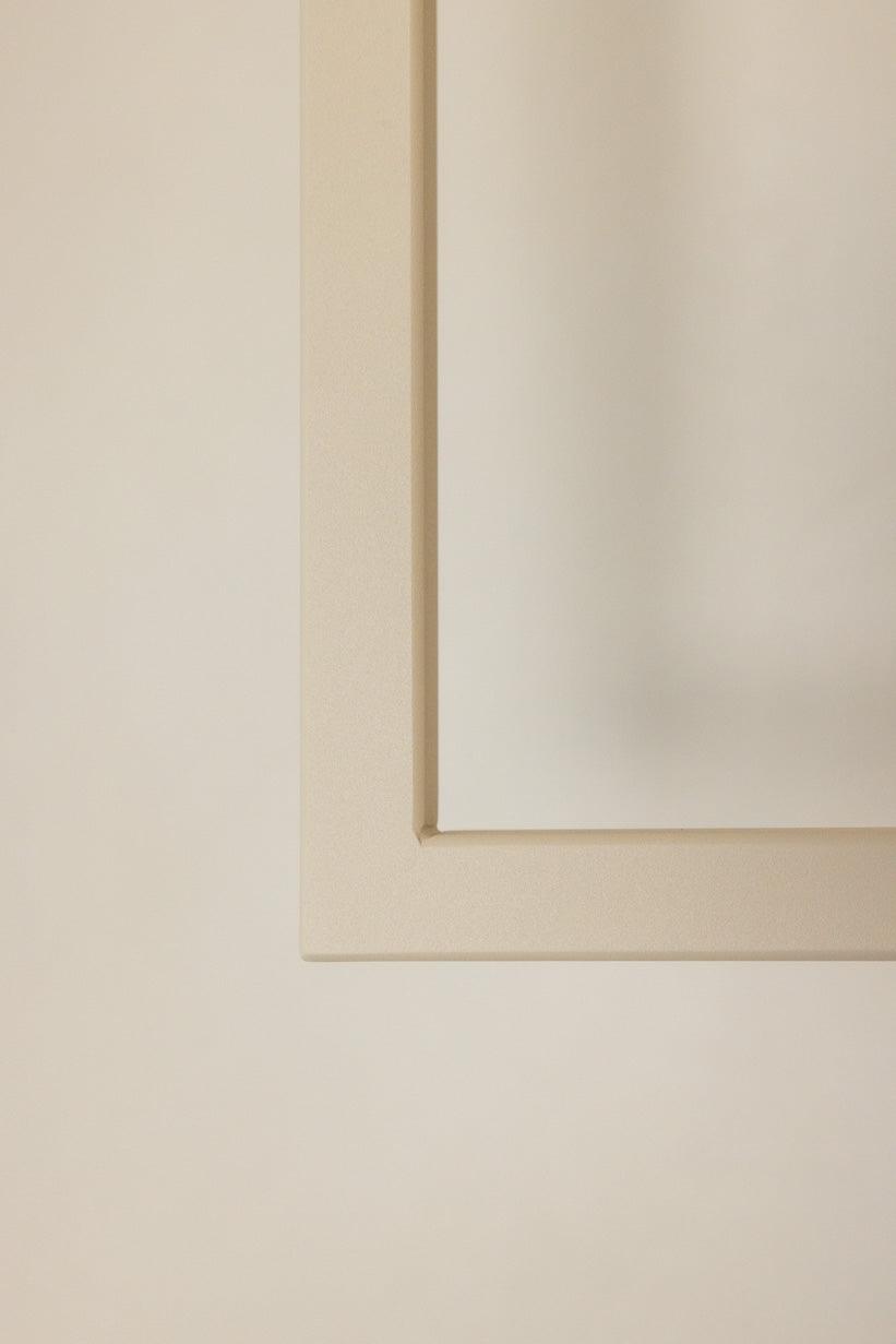 Detailaufnahme eines minimalistischen Rahmens auf hellem Hintergrund, ideal für moderne Inneneinrichtungsstile.