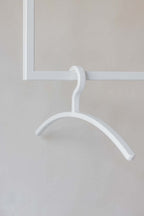 Kleiderbügel FAY in Weiß, minimalistisches Design für moderne Garderoben und empfindliche Kleidung.
