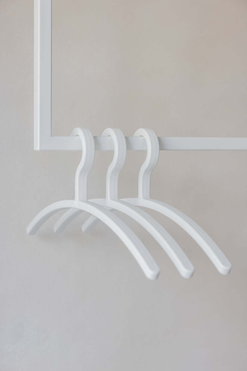 Kleiderbügel FAY im 3er Set, minimalistisch und aus hochwertigem Kunststoff, ideal für empfindliche Kleidung.