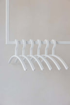 Kleiderbügel FAY im minimalistischen Design, aus hochwertigem Kunststoff für empfindliche Kleidung.