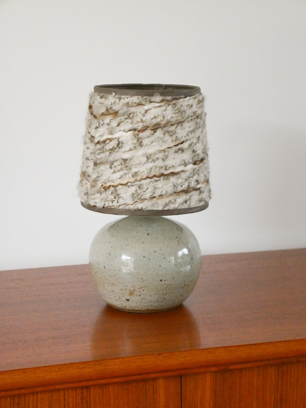 Lampe À Poser En Grès Et Abat-Jour En Laine Tissée, Beige, 1970 - 30 X 16 Cm