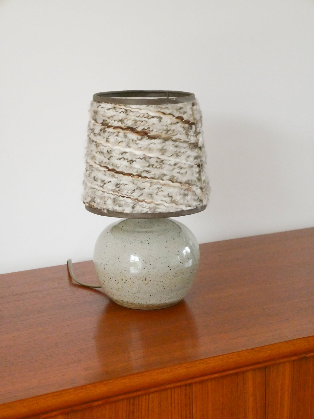 Lampe À Poser En Grès Et Abat-Jour En Laine Tissée, Beige, 1970 - 30 X 16 Cm