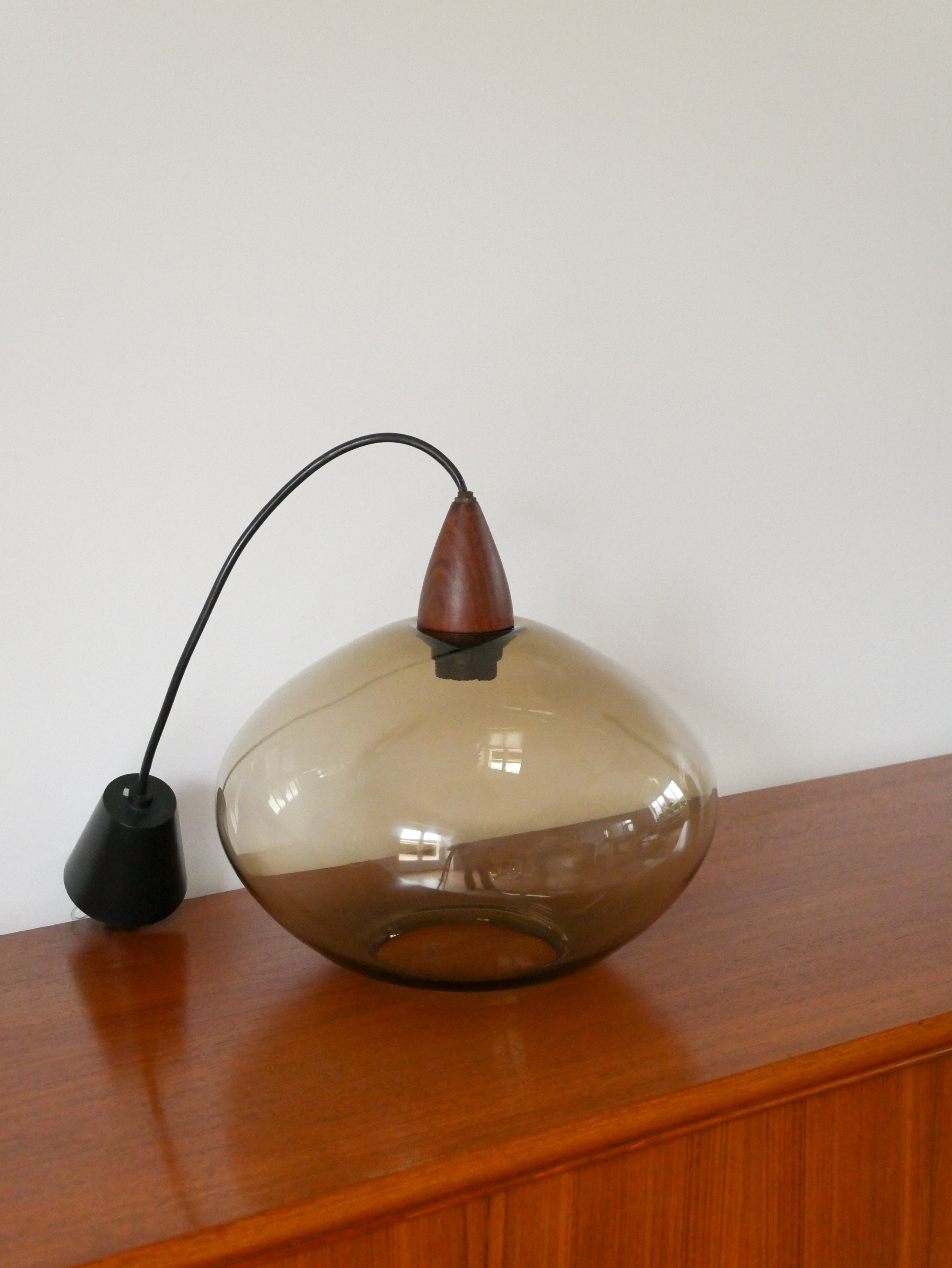 Suspension En Verre Fumé Et Teck, Design, 1970 - 33 X 33 Cm