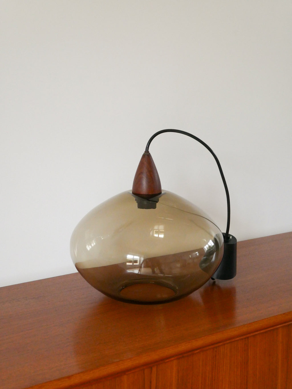 Suspension En Verre Fumé Et Teck, Design, 1970 - 33 X 33 Cm