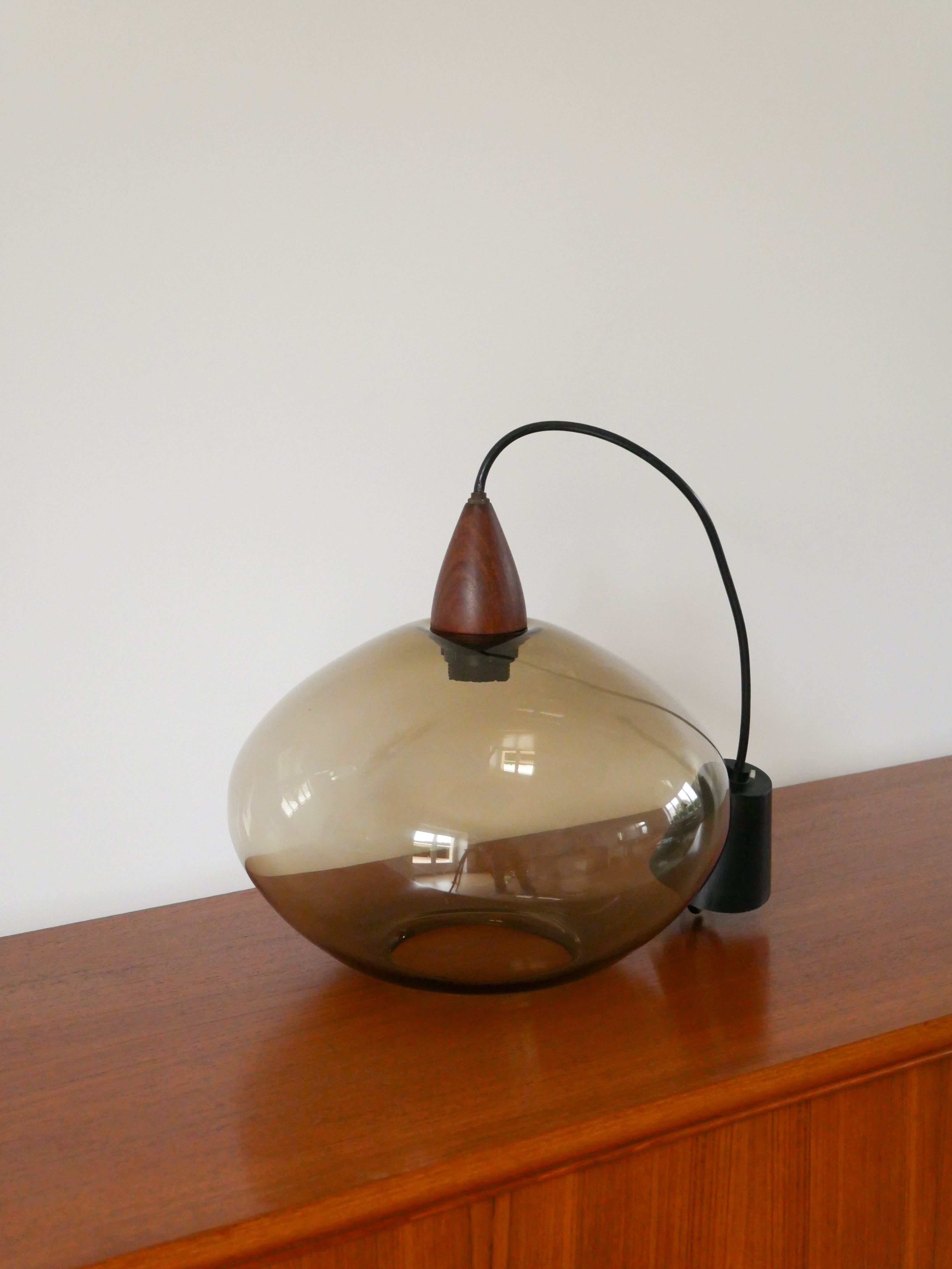 Suspension En Verre Fumé Et Teck, Design, 1970 - 33 X 33 Cm