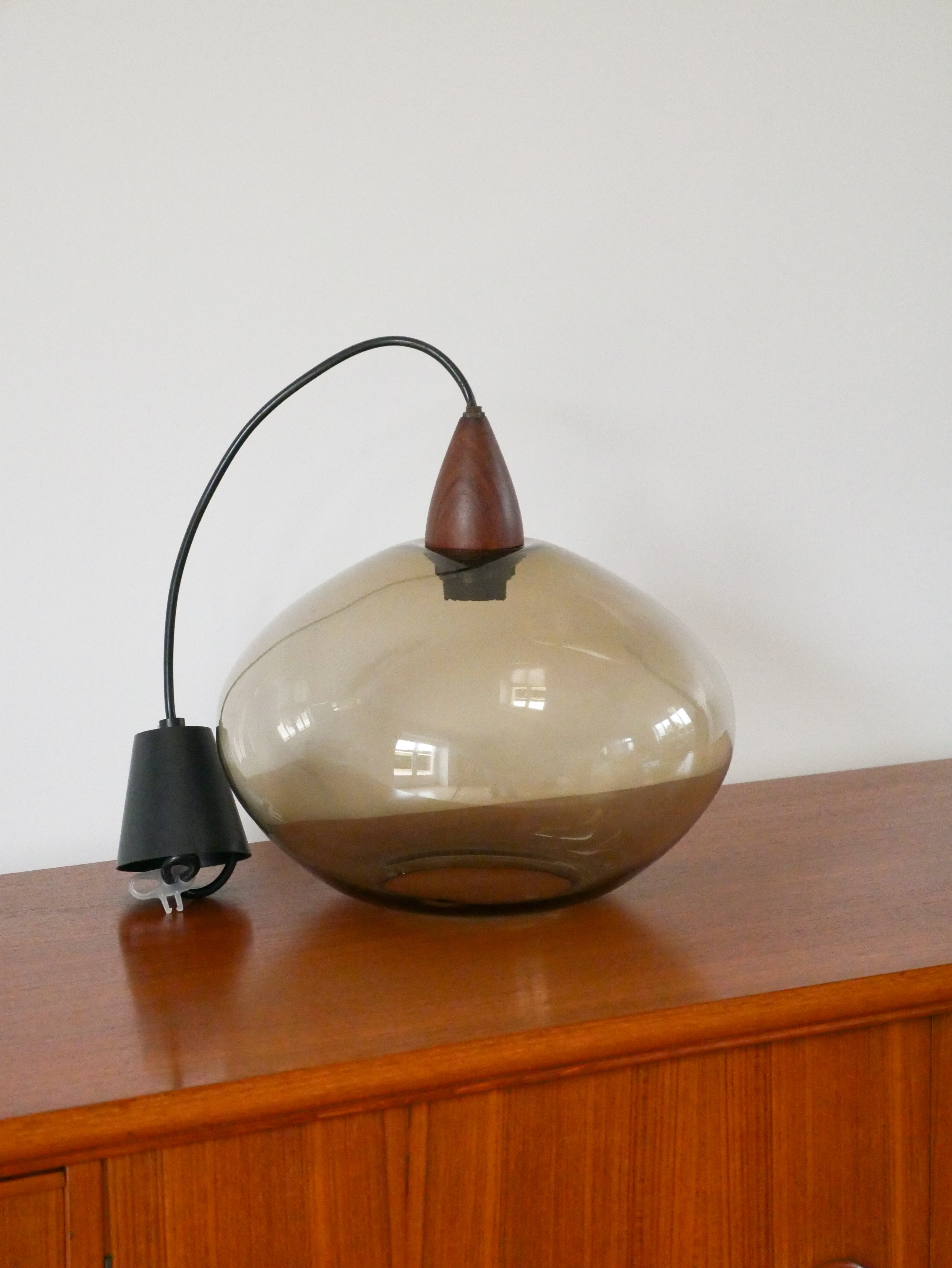 Suspension En Verre Fumé Et Teck, Design, 1970 - 33 X 33 Cm