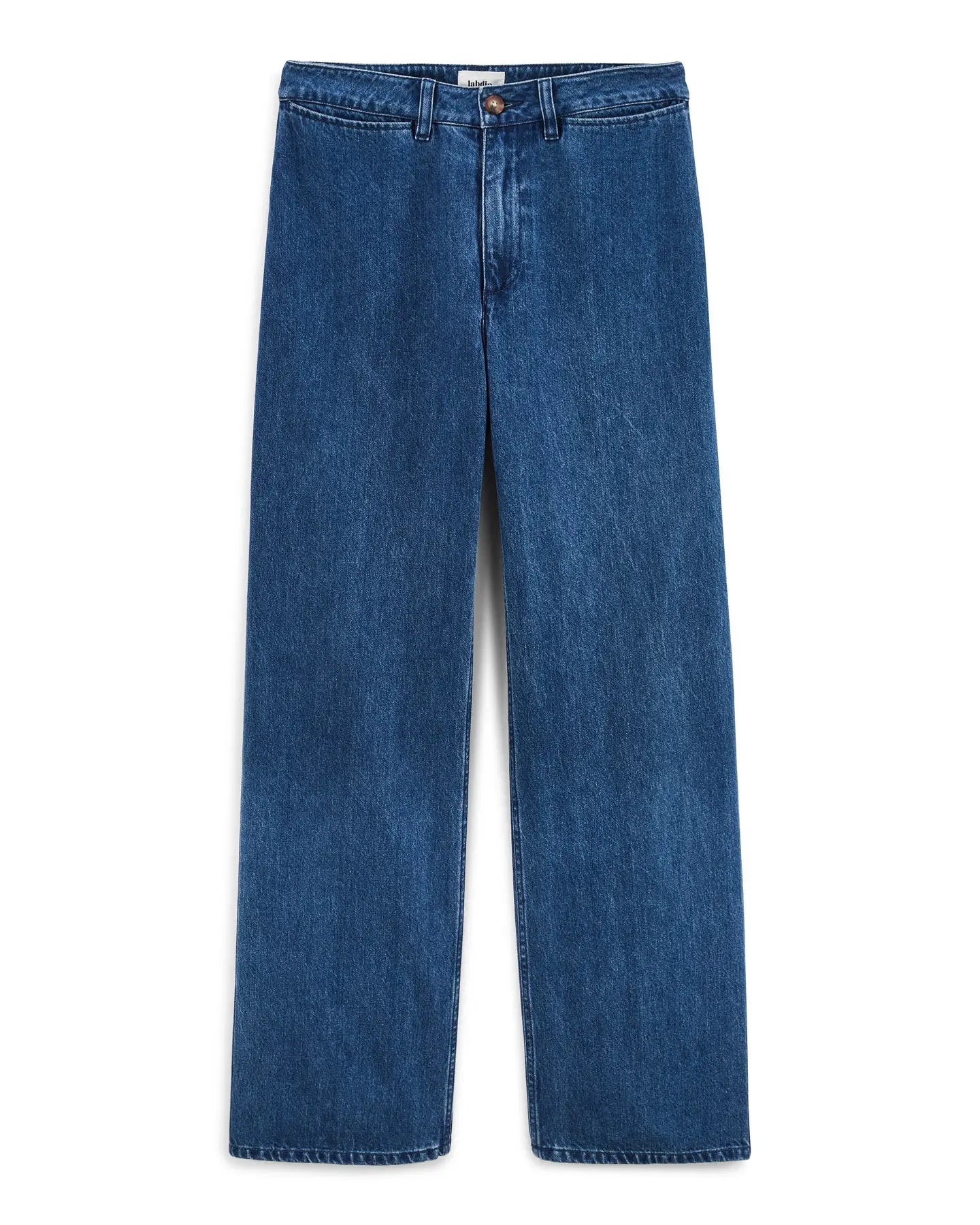 Jean en denim bleu moyen avec coupe droite, matière 100% coton, offrant un confort et une adaptabilité idéale pour toutes les morphologies féminines.