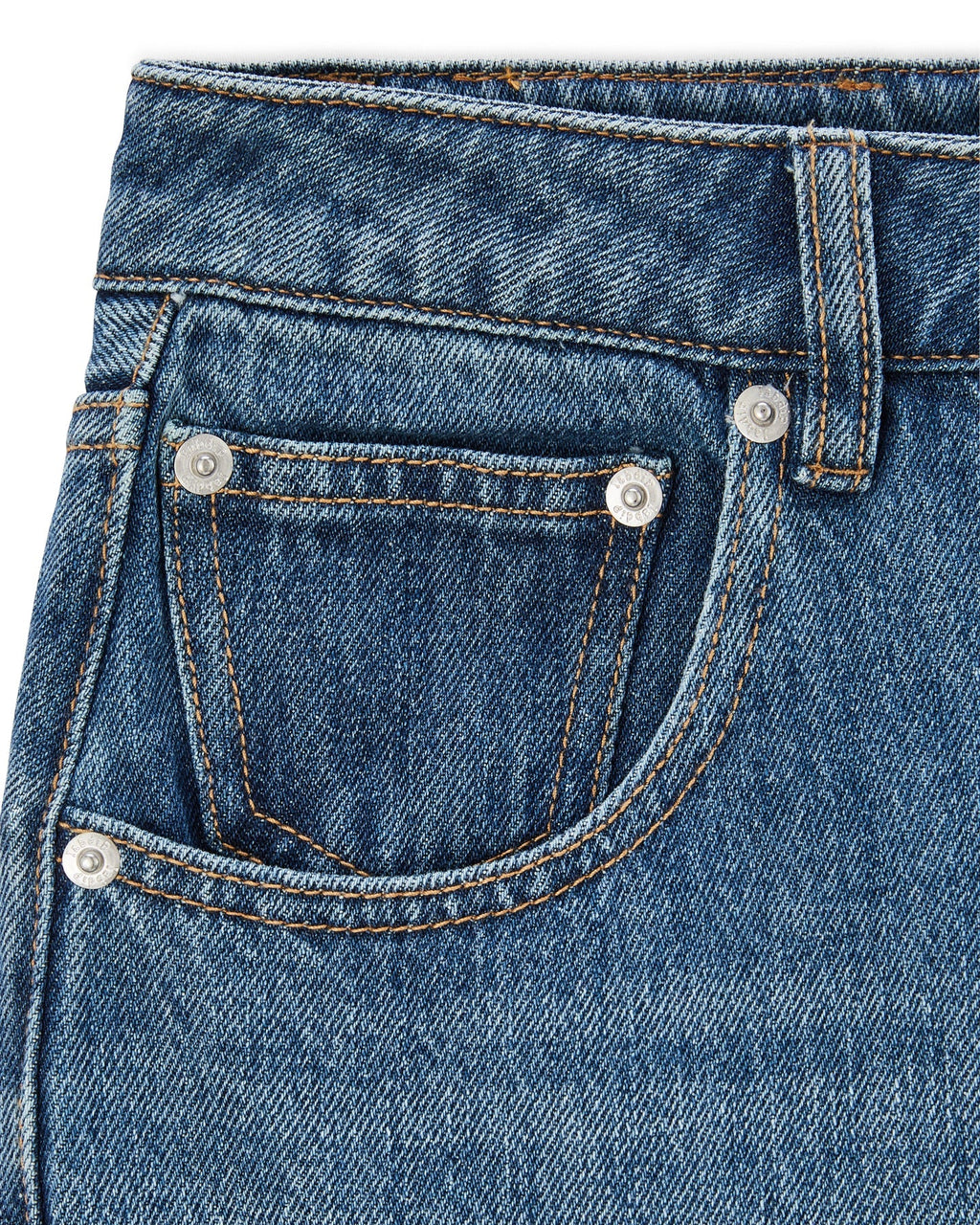 Jean en denim bleu moyen avec matière 100 % coton, coupe droite et détails coutures apparentes, conçu pour s'adapter à toutes les morphologies féminines.