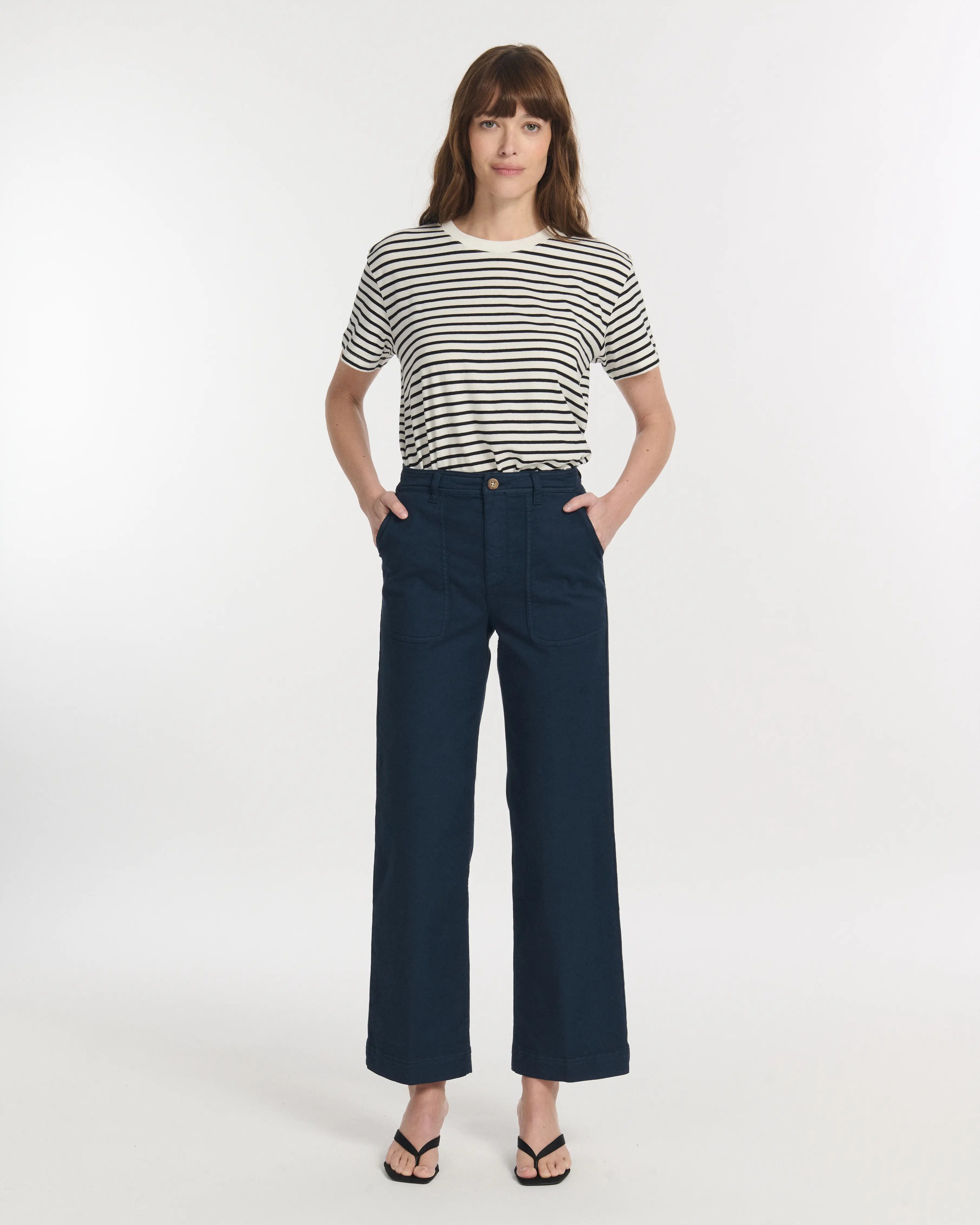 Pantalon marine en coton stretch avec coupe droite et ajustée, conçu pour s’adapter à toutes les morphologies féminines avec un style casual et confortable.