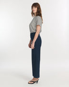 Jean femme en denim stretch de couleur marine, coupe droite et ajustée, s’adaptant parfaitement à toutes les morphologies pour un confort optimal.
