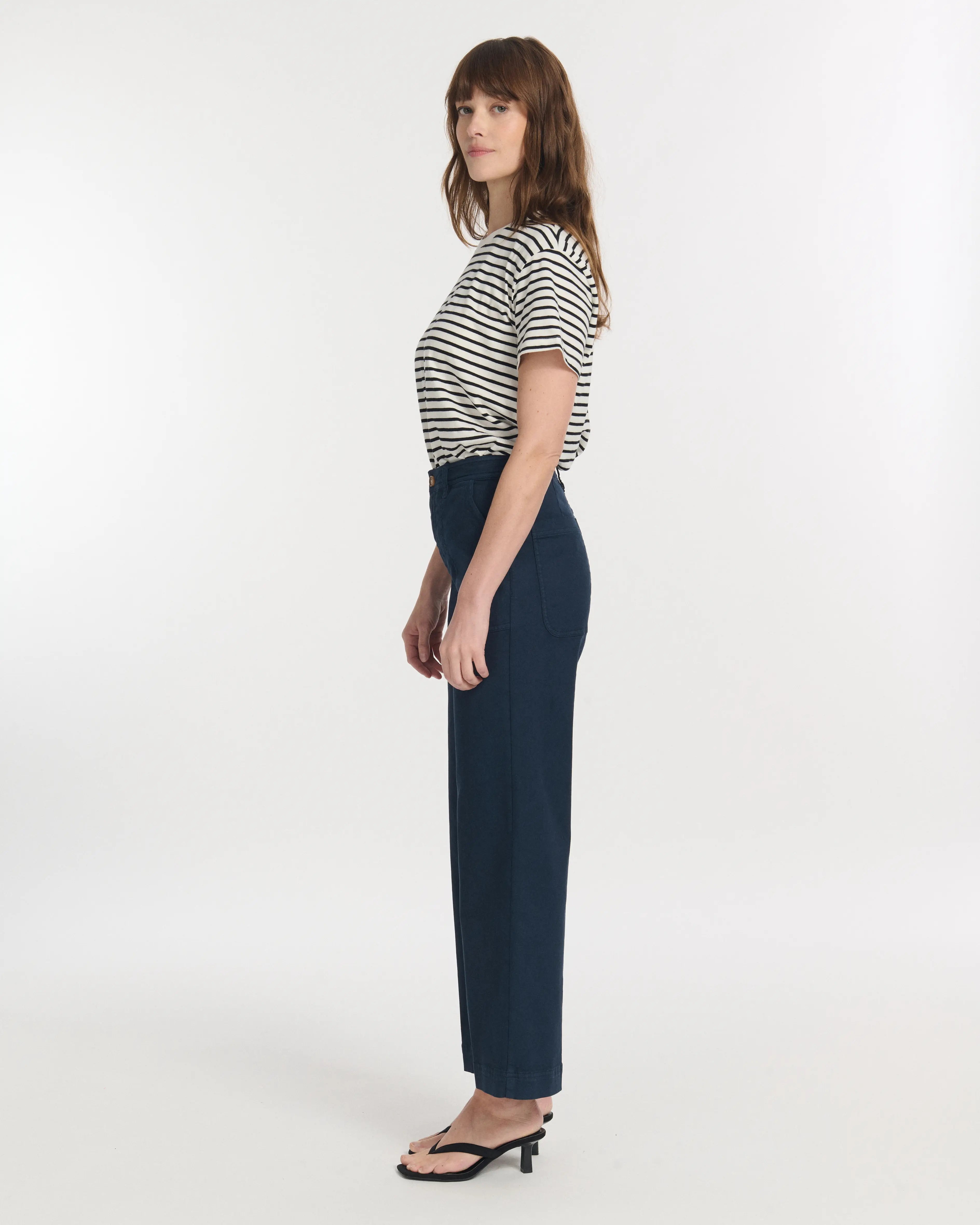 Jean femme en denim stretch de couleur marine, coupe droite et ajustée, s’adaptant parfaitement à toutes les morphologies pour un confort optimal.