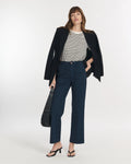 Jean femme en denim marine légèrement stretch avec coupe droite et taille haute, tissu confortable et adapté à toutes les morphologies.