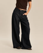 Jean femme en denim brut foncé, coupe large et fluide, matière douce en Tencel pour un confort optimal adapté à toutes les morphologies.