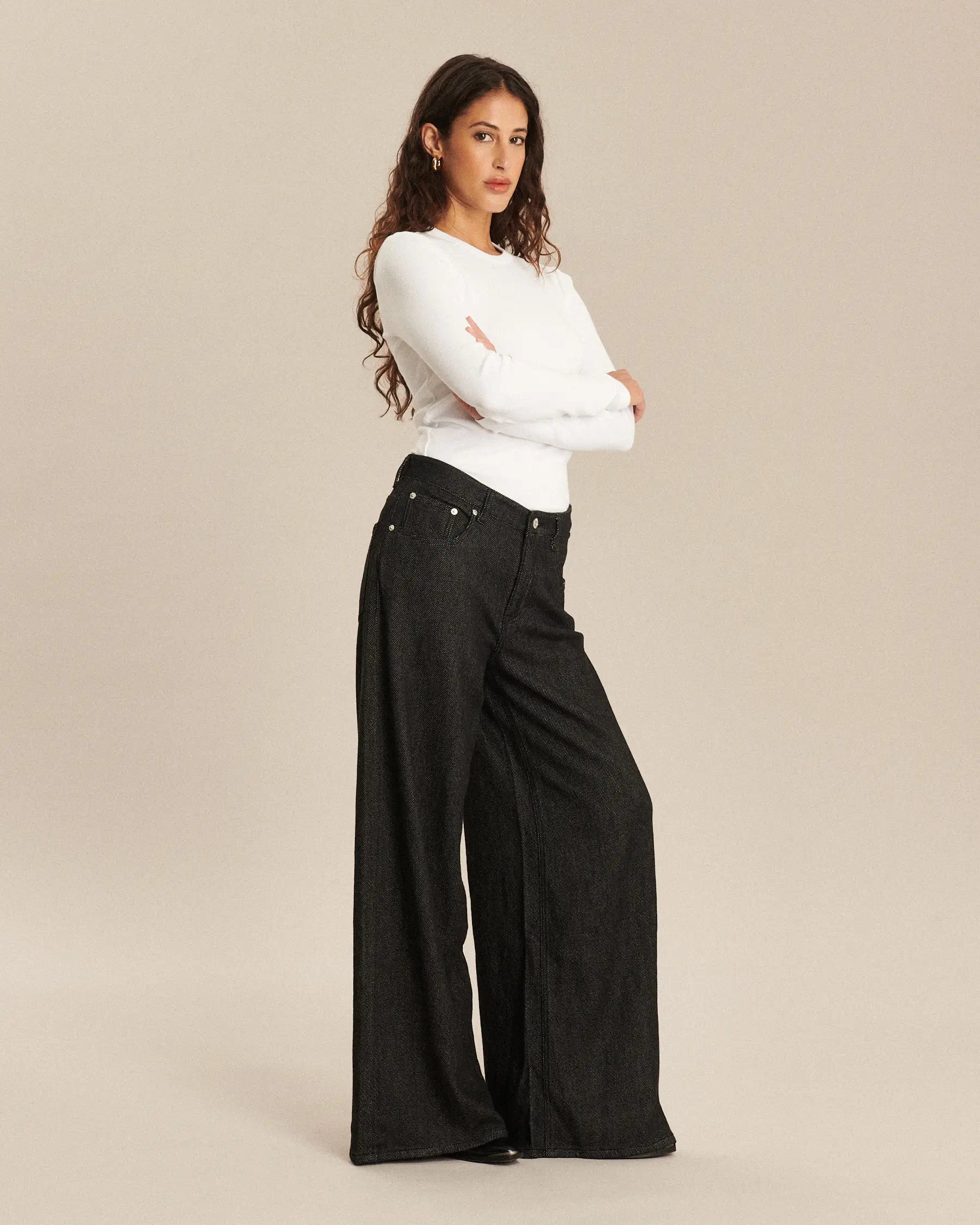 Jean femme en denim sombre, coupe large et fluide, matière souple adaptée à toutes les morphologies pour un confort optimal et un style moderne.