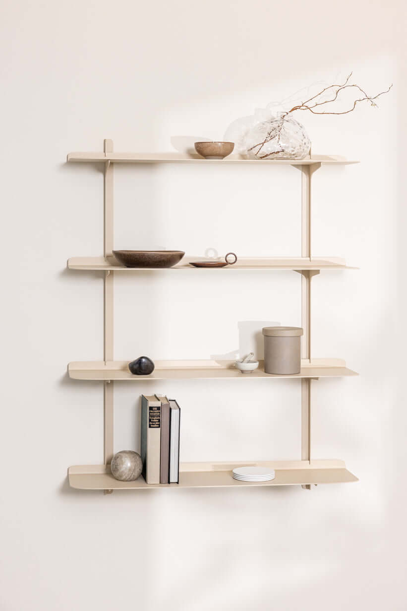 Elegantes Wandregal LINARA aus Metall mit minimalistischen Ablagen und dekorativen Accessoires.