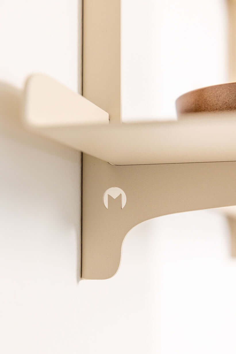 Detailansicht des WANDREGAL LINARA aus Metall mit minimalistischen Linien und hochwertiger Pulverbeschichtung.