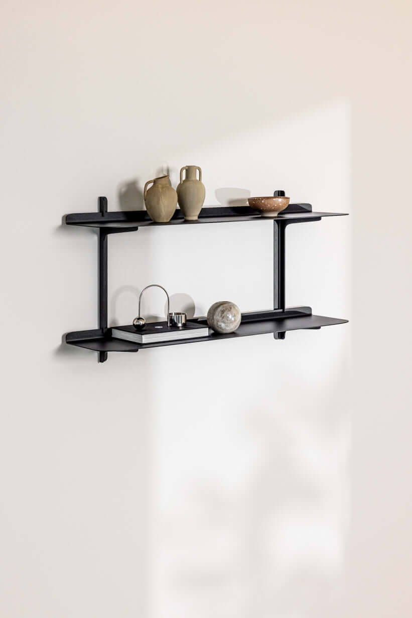 Wandregal LINARA aus Metall mit minimalistischer Gestaltung und vier Ablagen für moderne Wohnräume.