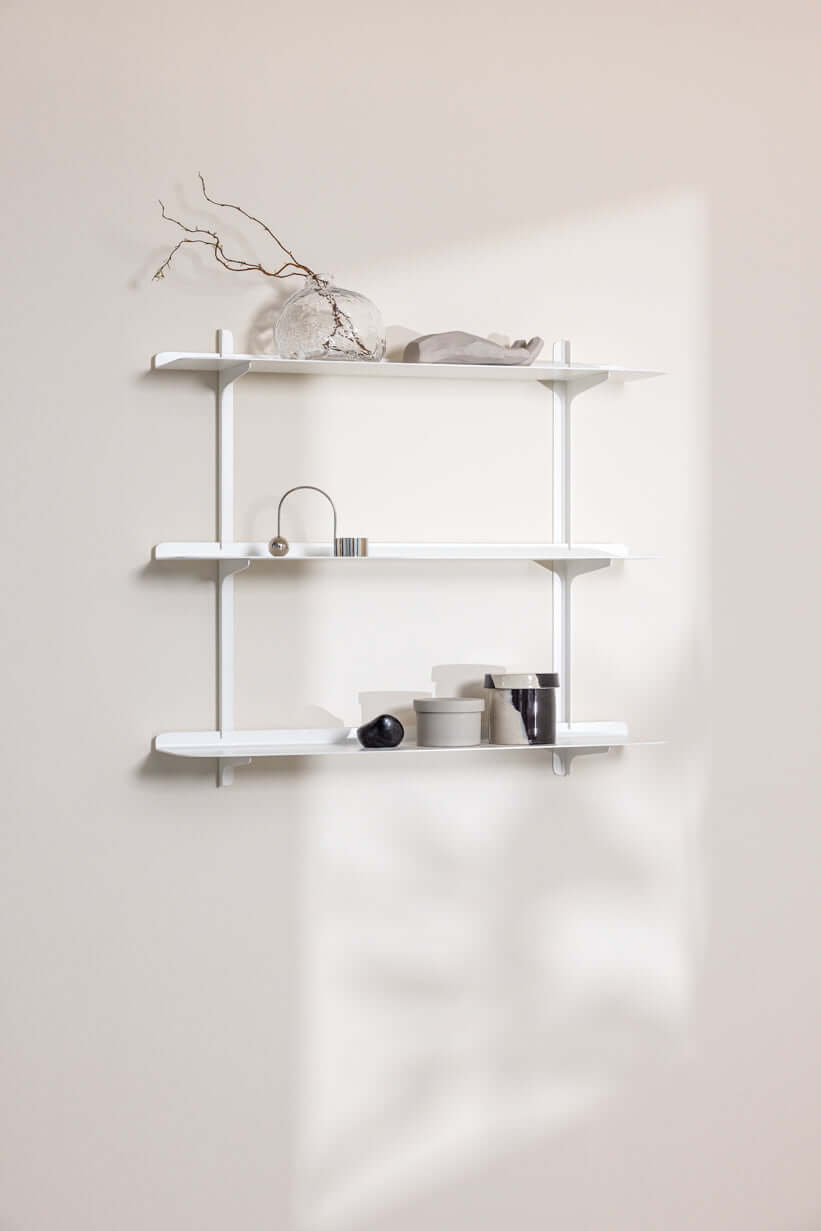 Elegantes Wandregal LINARA in Weiß, minimalistisches Design mit Dekoration und Ablagen, ideal für moderne Räume.