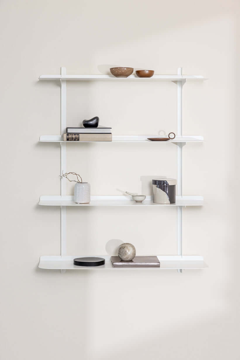 Wandregal LINARA mit weißem Design und mehreren Ablagen für moderne Wohnräume.