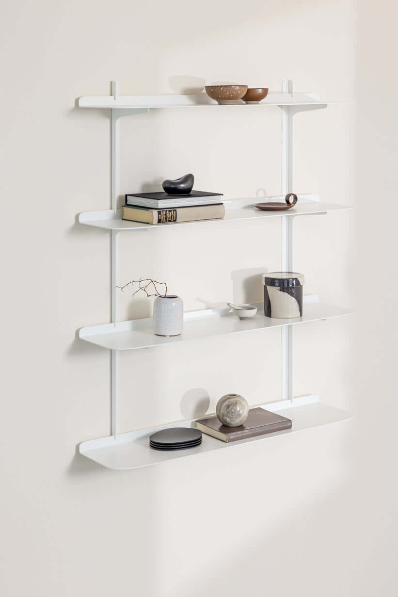 Wandregal LINARA aus Metall mit vier Ablagen, modern und minimalistisch gestaltet.
