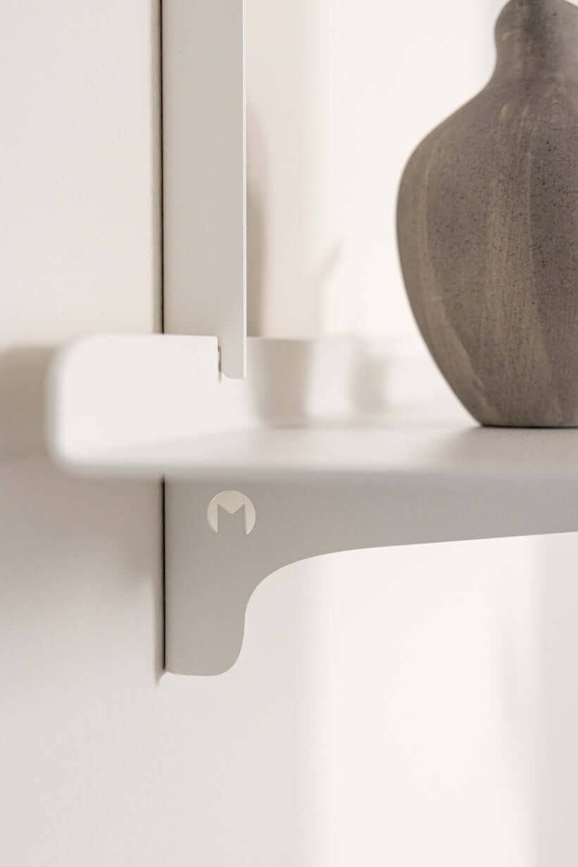Detailansicht des Wandregals LINARA mit einer dekorativen Vase auf der Ablage.