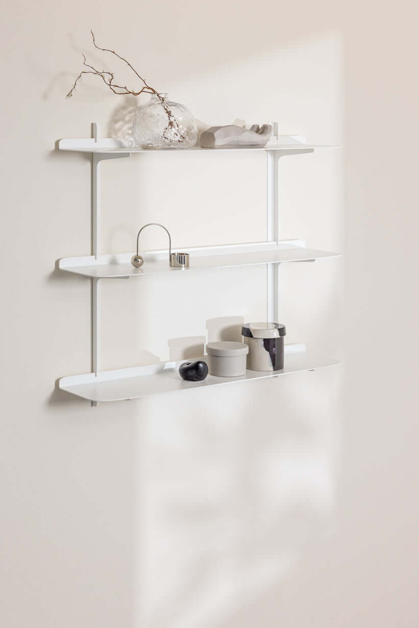 Elegantes Wandregal LINARA aus Metall, minimalistisches Design mit vier Ablagen, ideal für moderne Wohnräume.