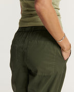 Pantalon khaki en popeline de coton léger, coupe droite avec taille élastique et poches plaquées, conçu pour un confort optimal et une silhouette féminine.