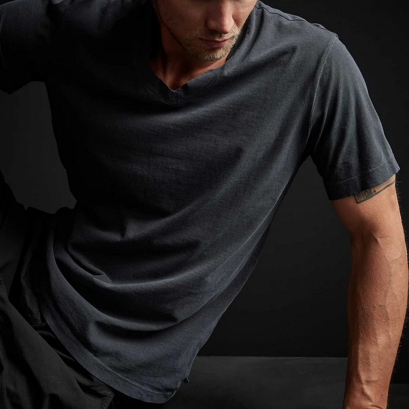 T-Shirt Col V - Pigment Fauve