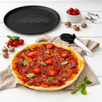 Zenker - Lot De 2 Plaques À Pizza À Fond Perforé 32 Cm Zenker Spécial Countries - Noir