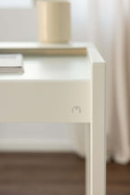 Detailaufnahme des Schreibtisch DONNA mit klaren Linien und modernem Design.