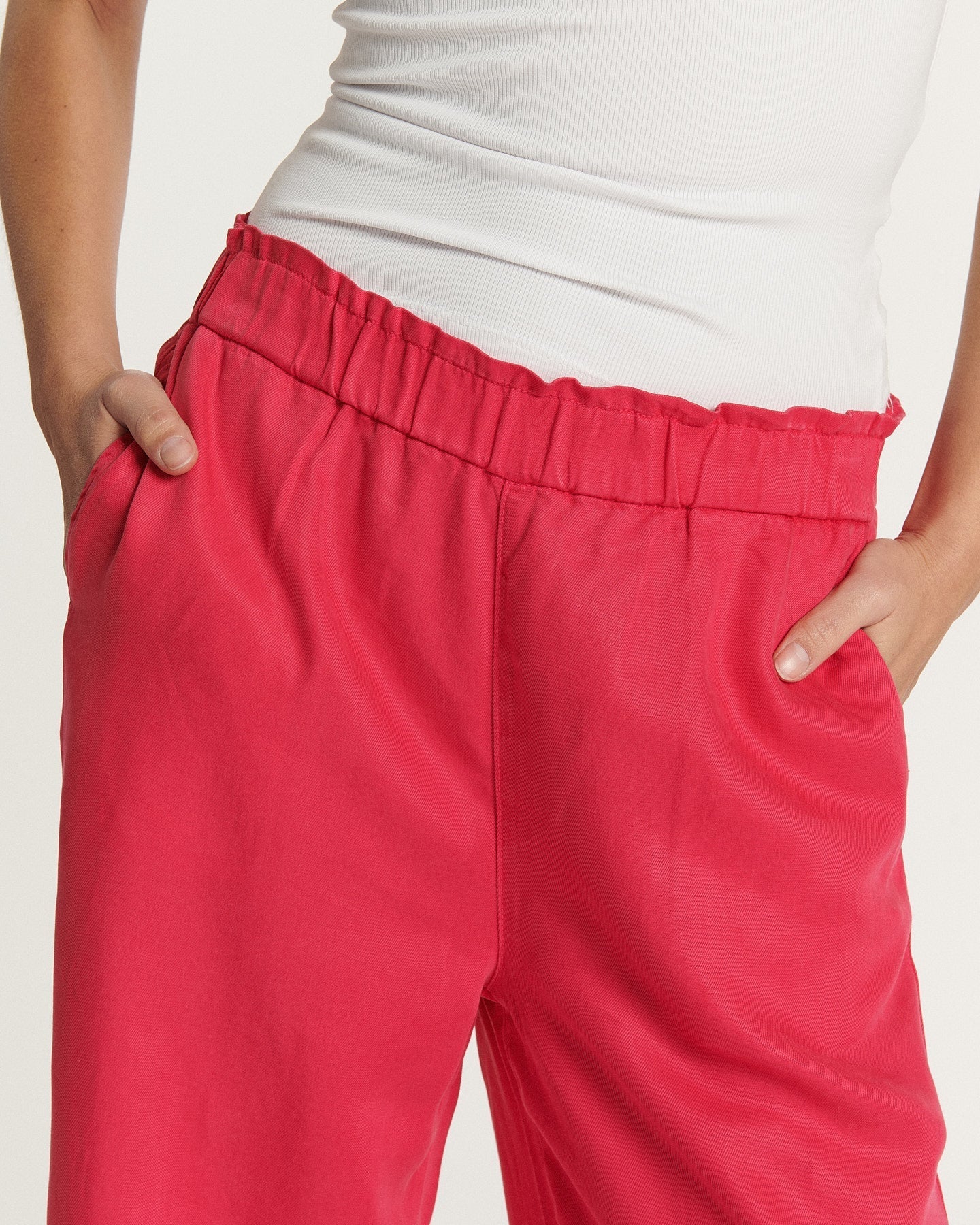 Jean femme en tissu doux et fluide couleur cerise, coupe droite avec taille élastique froncée pour un fit confortable et adapté à toutes les morphologies.