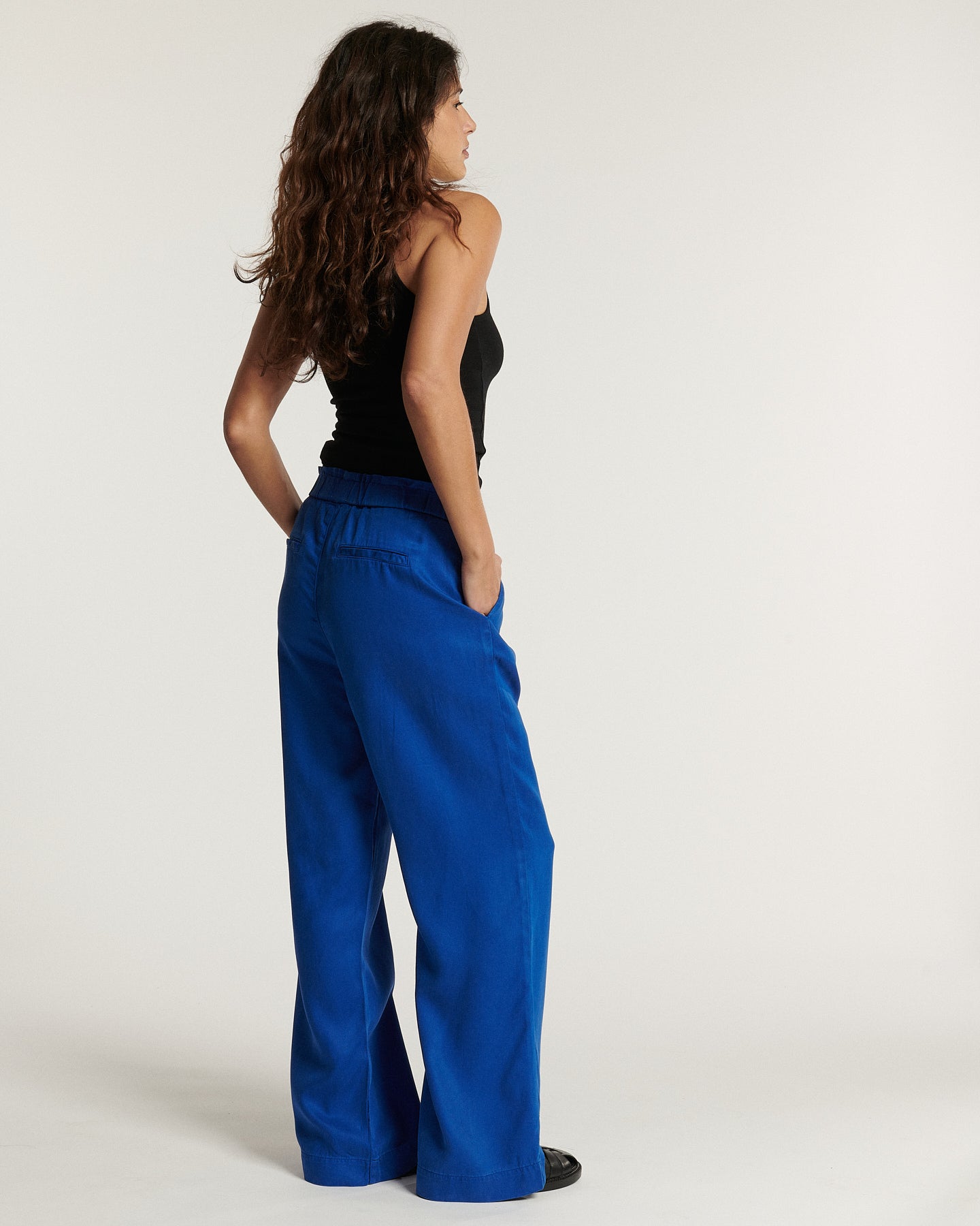Jean large en tissu Tencel bleu outremer avec taille élastique, coupe droite et matière fluide, idéal pour femme cherchant confort et style adapté à toutes les morphologies.