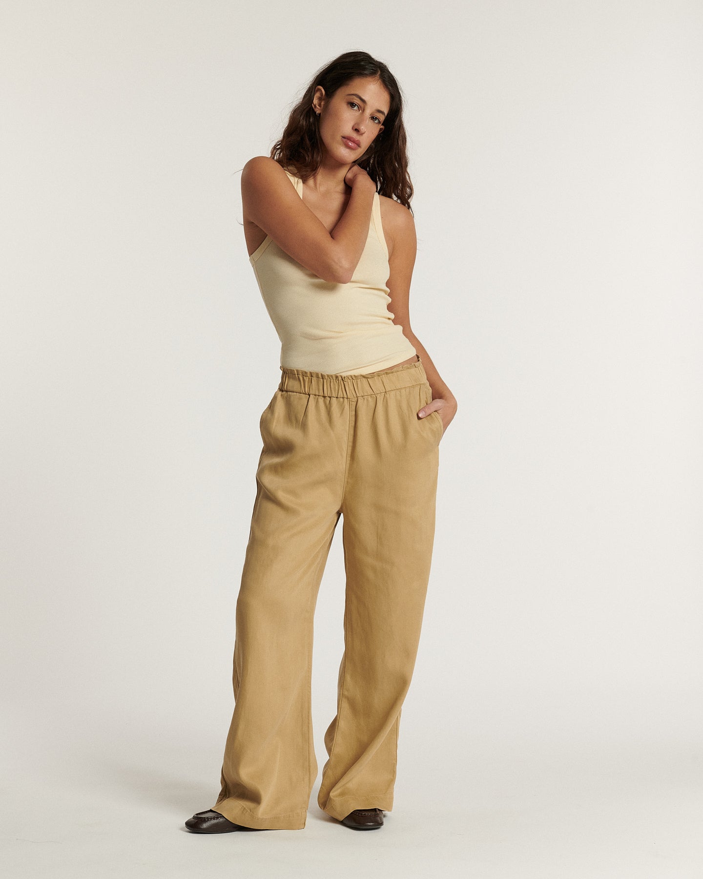 Pantalon femme en matière fluide et douce couleur praline, coupe large et taille élastique pour un confort optimal, style casual et féminin.