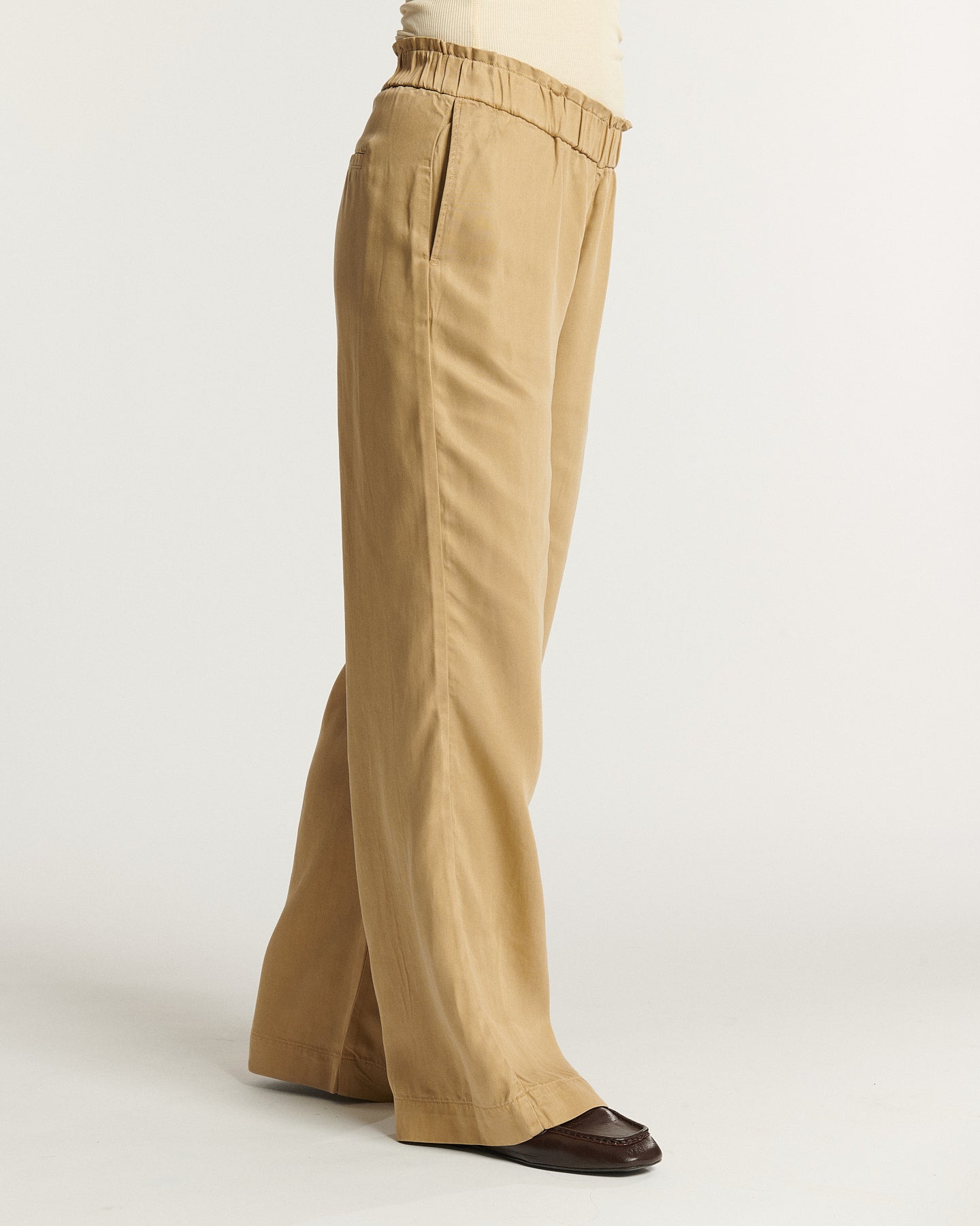 Pantalon femme en tissu Tencel couleur praline, coupe droite et fluide avec taille élastiquée pour un confort optimal et une silhouette élégante.