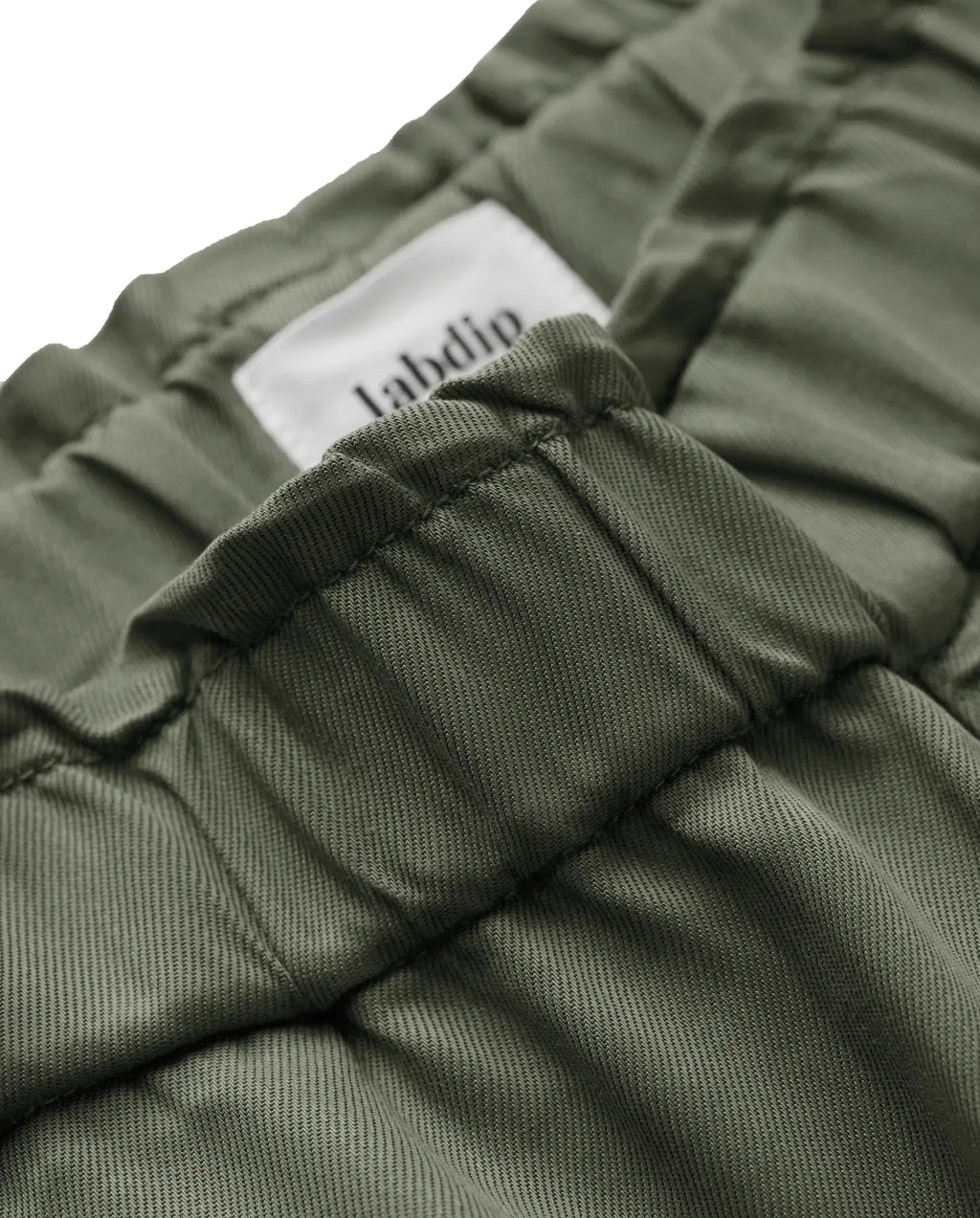 Détail d’un pantalon en tissu tencel kaki avec une taille élastiquée et une coupe confortable, idéal pour un jean femme alliant douceur et style décontracté.