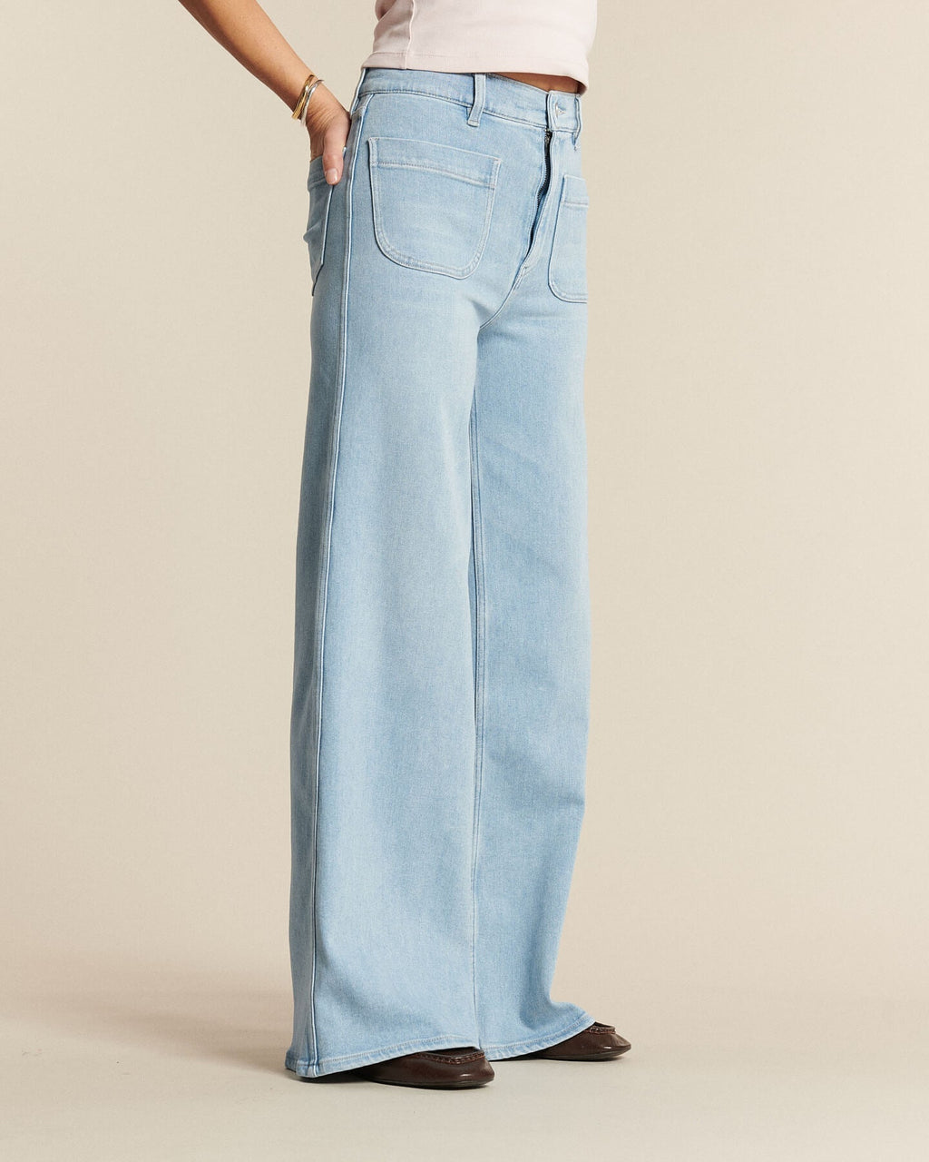 Jean denim bleu clair en coton, coupe large et fluide, offrant un tombé ample et confortable adapté à toutes les morphologies féminines.