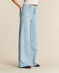 Jean denim bleu clair en coton, coupe large et fluide, offrant un tombé ample et confortable adapté à toutes les morphologies féminines.