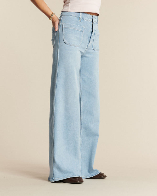 Jean denim bleu clair en coton, coupe large et fluide, offrant un tombé ample et confortable adapté à toutes les morphologies féminines.