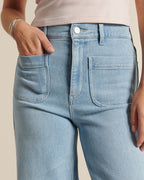 Jean femme en denim bleu clair, coupe droite avec poches plaquées avant, tissu 100% coton offrant un confort adapté à toutes les morphologies.