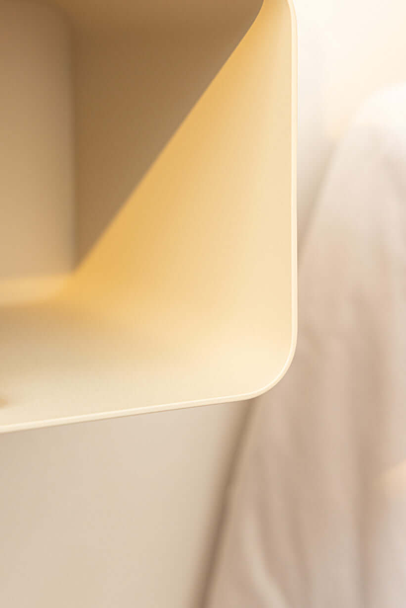 Detailansicht des hängenden Nachttisch NELIO mit modernem, minimalistischem Design.