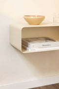 Hängender Nachttisch NELIO mit minimalistischer Form und aufgeräumtem Design, ideal für moderne Schlafzimmer.