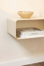 Hängender Nachttisch NELIO mit minimalistischer Form und aufgeräumtem Design, ideal für moderne Schlafzimmer.